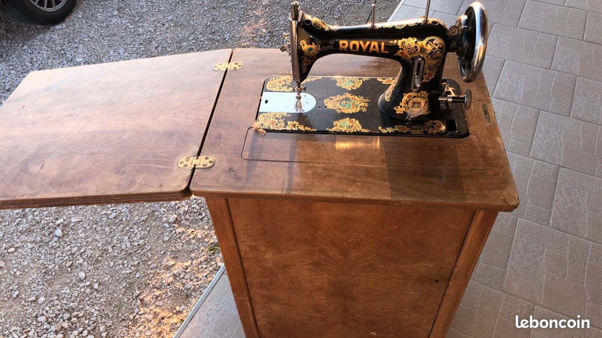 Petit meuble avec machine à coudre (image 2)