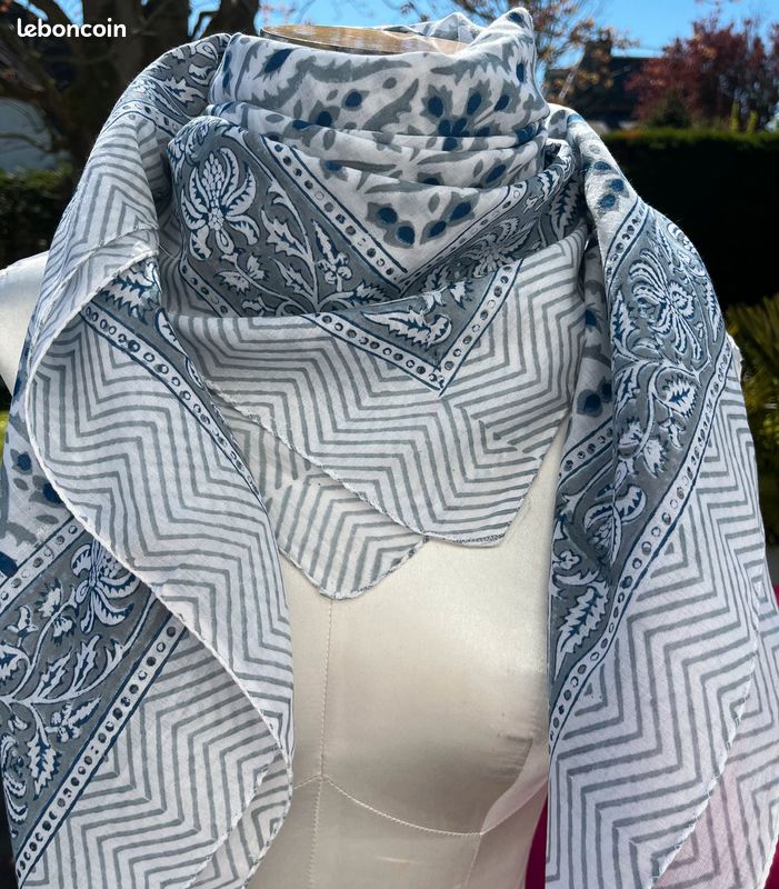 Foulard carré coton indien block print, grand bandana indien, fond blanc et motifs bleu et gris (image 3)