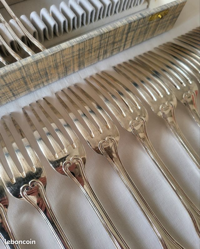 12 grandes cuillères 12 fourchettes métal argenté modèle