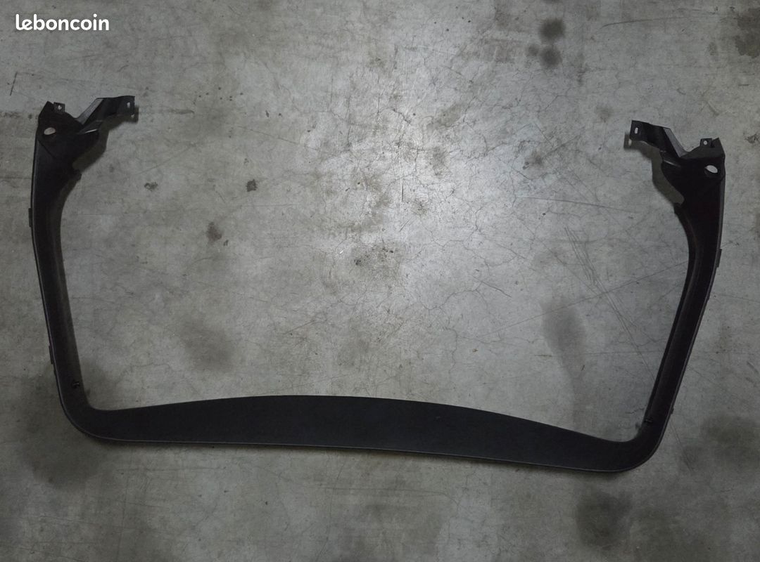 Plastique de hayon audi A3 8P (image 1)