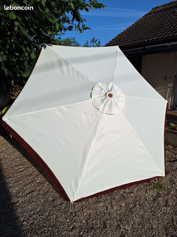 Grand parasol vintage en toile et bois en bon état (image 3)