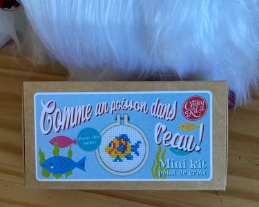 kit Point de croix Aux 4 Points Du Monde L'amitié aux poissons rouge | Broderie City