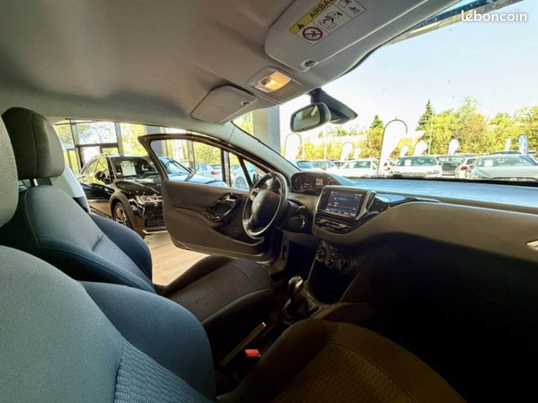 PEUGEOT 208 1.2 82ch BVM5 Style faible kilometrage (image 13)