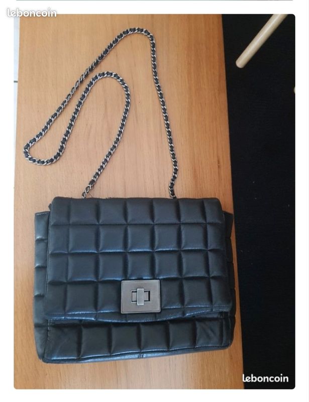 Sac en cuir noir IKKS matelassé Dimensions: 30 cm x 22 cm d