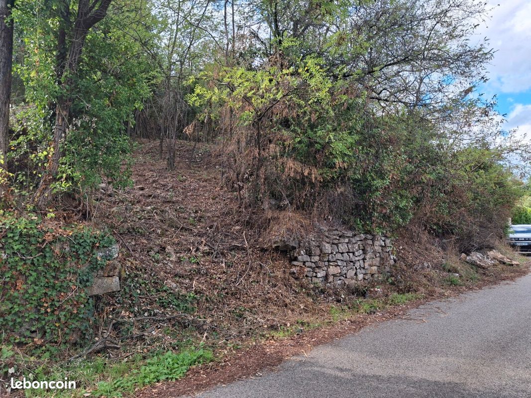 Terrain 1091 m² · à Aubenas · 42 000 €