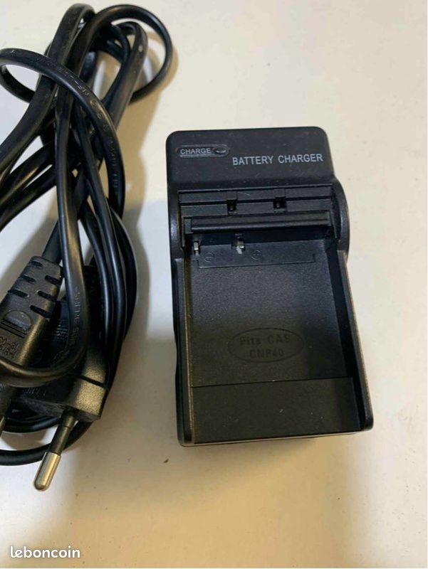 Chargeur de batterie Model name (29): H-CAS-CNP40-00 Input 100-240V~50/60Hz pour appareils photo. - Compatible avec le modèle CNP40. - Indicateur de charge (image 1)