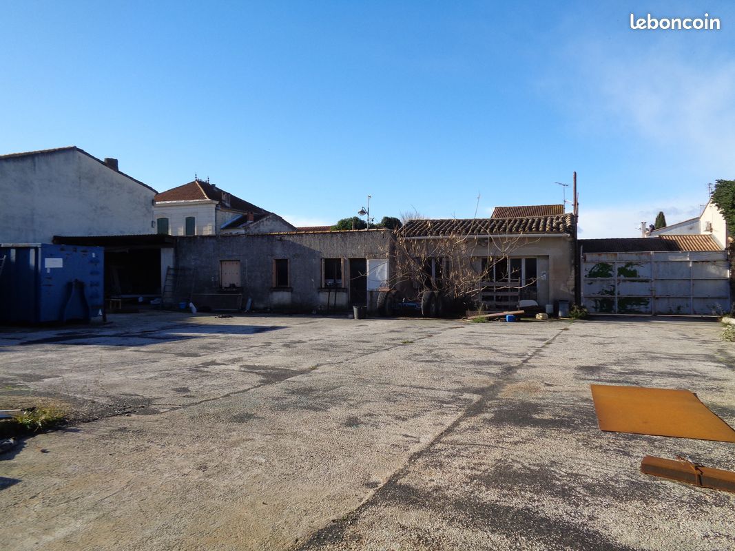Local 900 m² Aimargues (image 1)