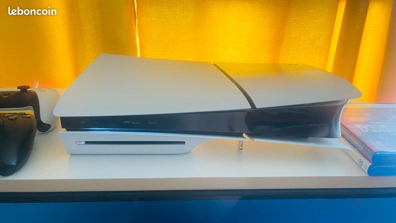 PS5 SLIM 1To + 2 Manettes + 2 jeux (image 2)