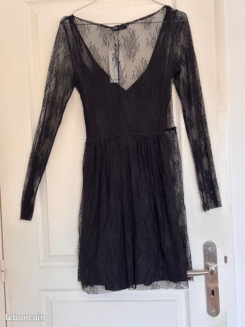 Robe en dentelle noire Mango Small NEUVE avec étiquette Vêtements