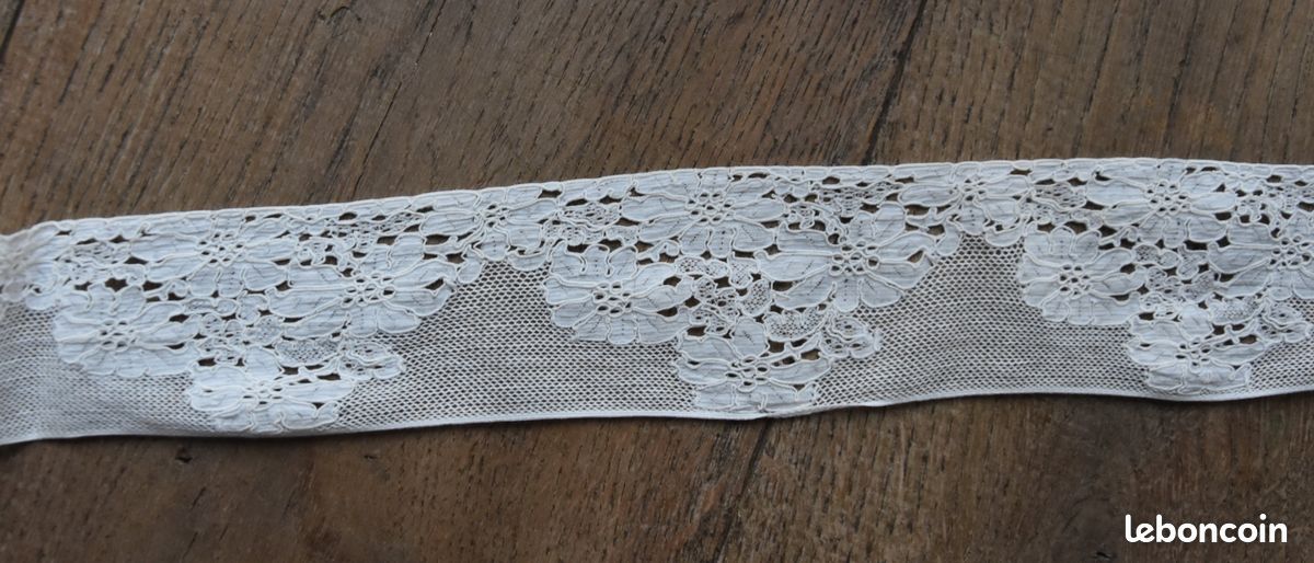 Dentelle ancienne brodée sur tulle 1.05m (image 1)