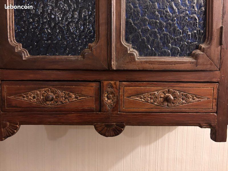 Meuble mural ancien en bois sculpté – vitrine avec étagères (image 4)