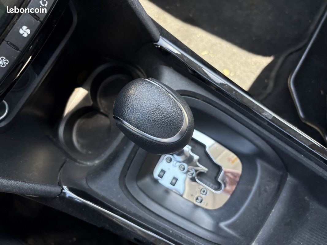 Peugeot 2008 BlueHDi 120 EAT6 Allure Business (image 22)