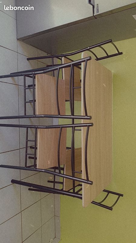 Table avec 4 chaises (image 1)