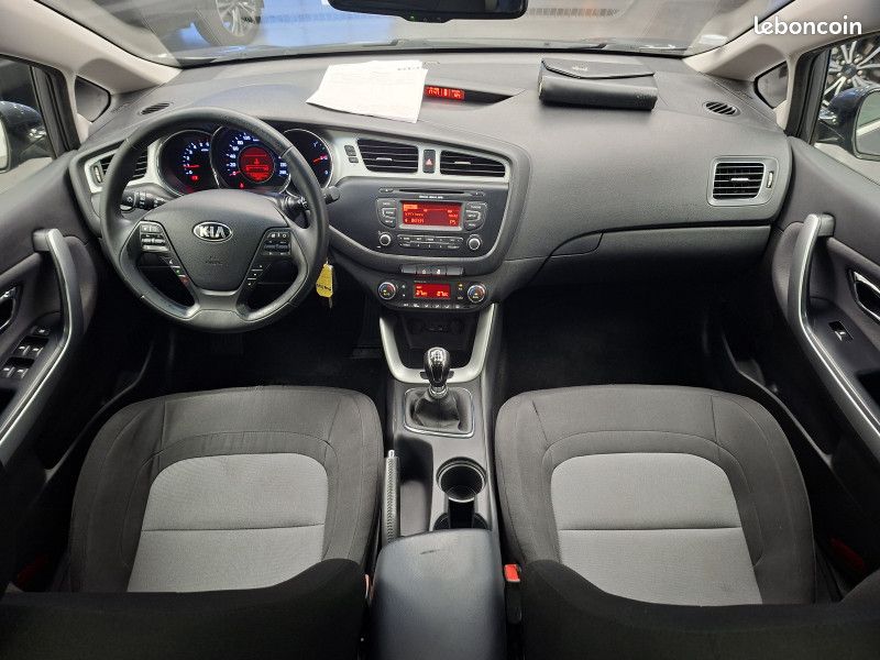 Kia CEE'D 1.6 crdi 128 ch Active Visio / Toit pano / Régulateur / Radar / 1ère main / (image 14)