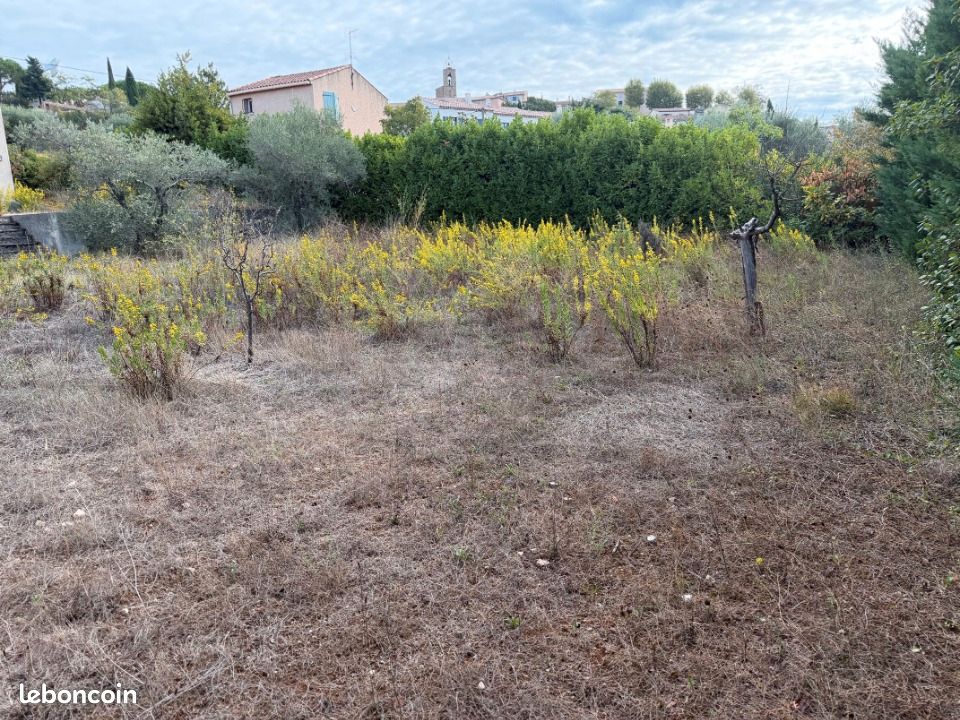 Terrain 719 m² · à Pourrières · 260 000 €