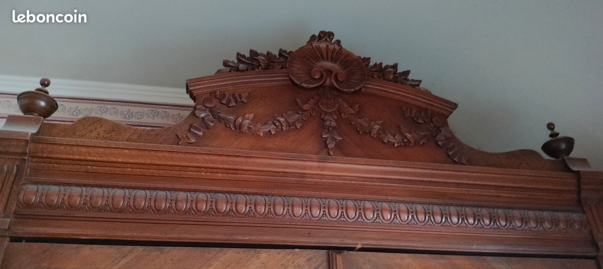 Armoire ancienne en bois sculpté (image 1)