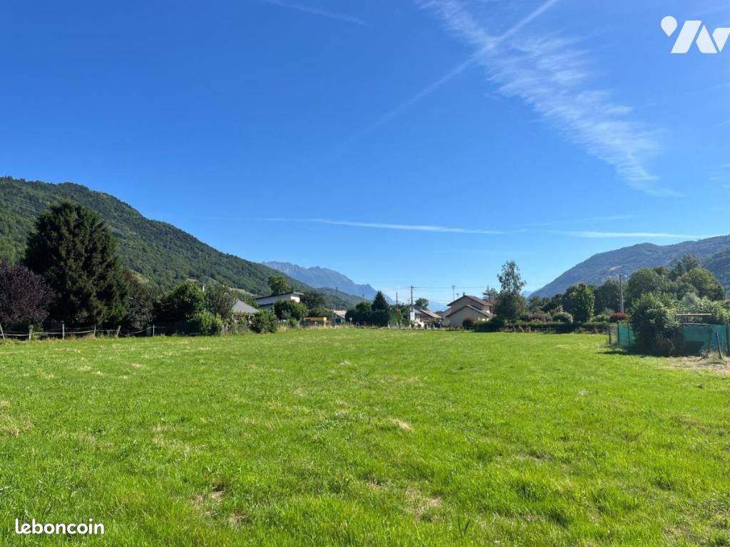 Terrain 1332 m² · à La Croix-de-la-Rochette · 1 332 m² · 113 000 €