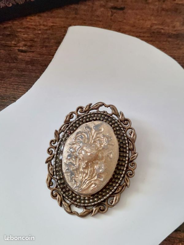Broche Camée Pendentif Style Vintage Rétro - Dorée, En Résine, Neuve Sans Emballage