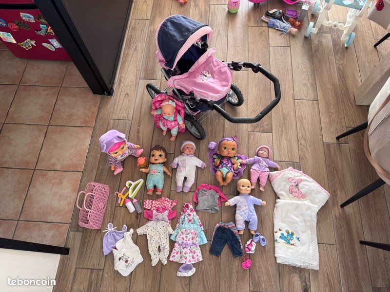 Lot poupée et accessoires (image 1)