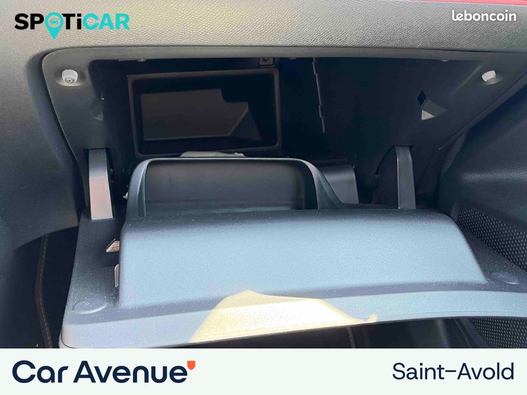 PEUGEOT 2008 PureTech 130 S&S BVM6 GT (image 28)