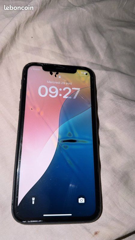 IPhone 11 a vendre , fissuré à l’avant et l’arrière. Caméra neuf. Aucun autre problème (image 1)