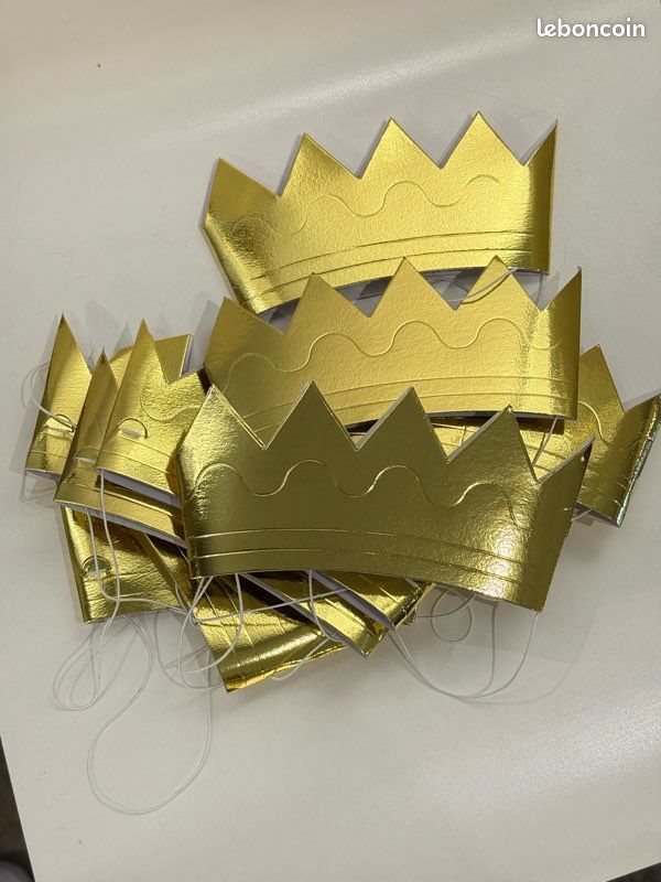 Lot de 10 couronnes dorées en carton (image 1)