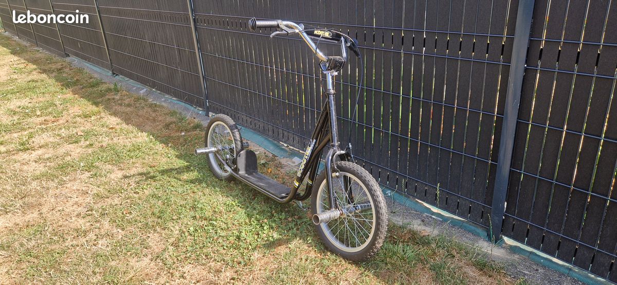 Trottinette patinette freestyle grandes roues pneumatiques 41 cm avec pegs rose Trottinette patinette freestyle grandes roues pneumatiques 41 cm avec pegs rose