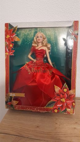 Barbie Joyeux Noël : les 25 robes de Barbie Joyeux Noël en images