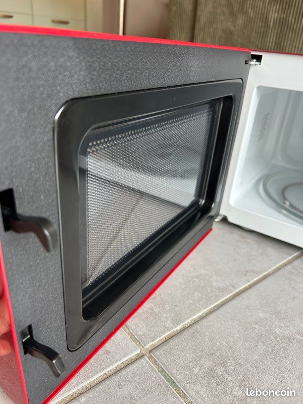 Micro Rouge Micro onde rouge très bon état - Électroménager
