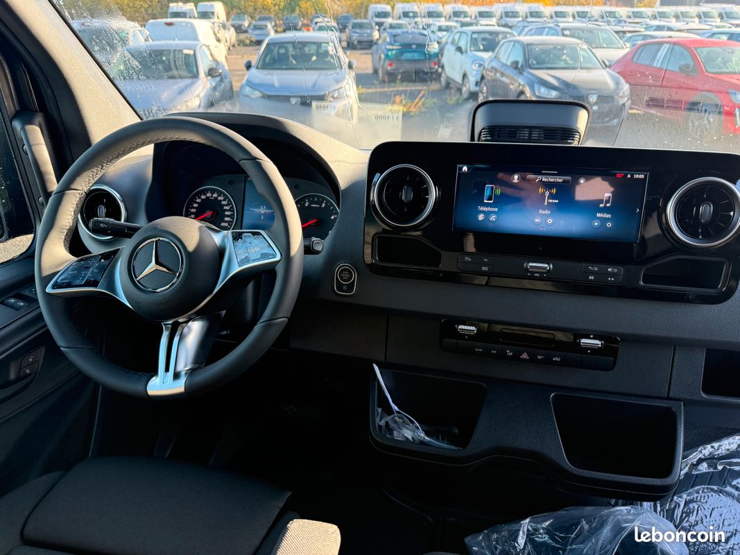 47 990 HT Edition 30 ANS Mercedes SPRINTER 317 CDI 170 CH BVA9 L3H2 939 Euro(s)HT/MOIS (image 2)