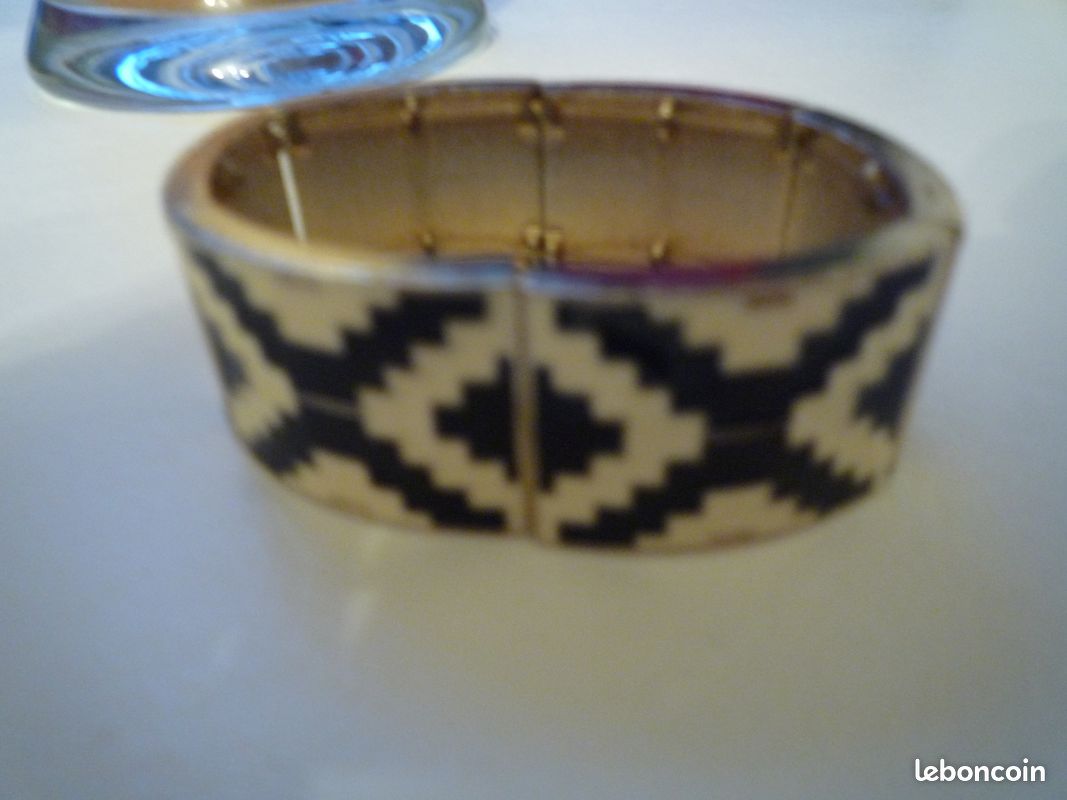 Bracelet (image 1)
