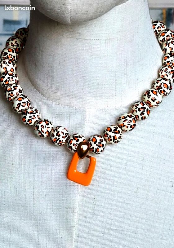 Colliers de Perles en Bois Style Panthère avec Pendentif Orange fait main (image 1)