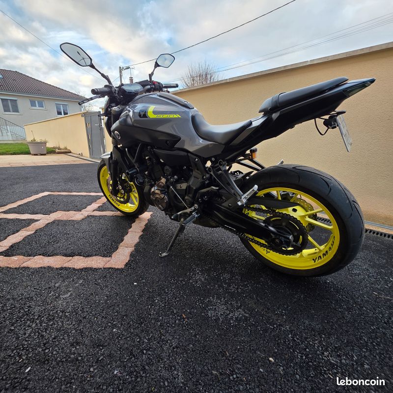 Moto Yamaha MT07 Gris foncé (image 2)