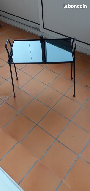 Table basse vintage en fer forgé et verre opalin noir, années 1950 (image 4)