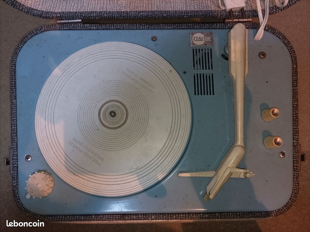 Lecteur Vinyle Vintage Platine Avec Vinyle Jaune Photo stock - Image du classique, pointeau