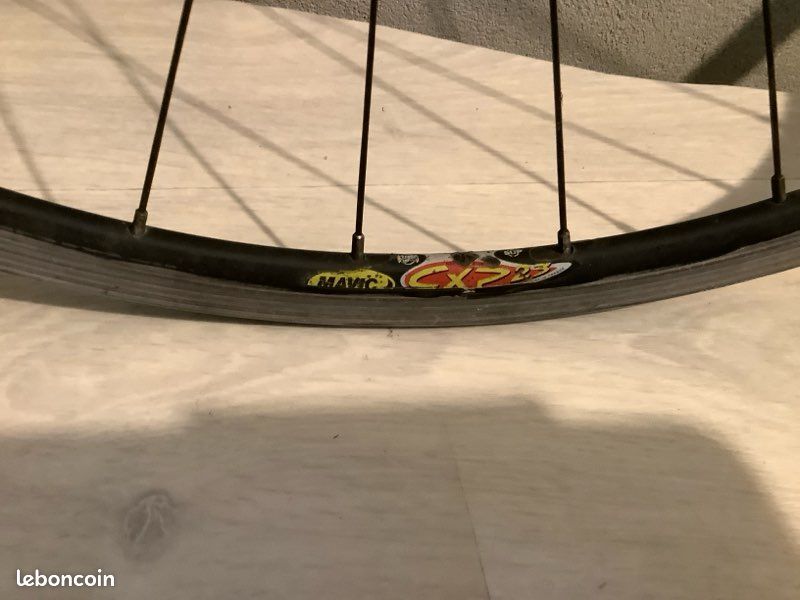Roue Velo 700 Mavic À VENDRE! - FR Roue Velo 700 Mavic À VENDRE! - FR