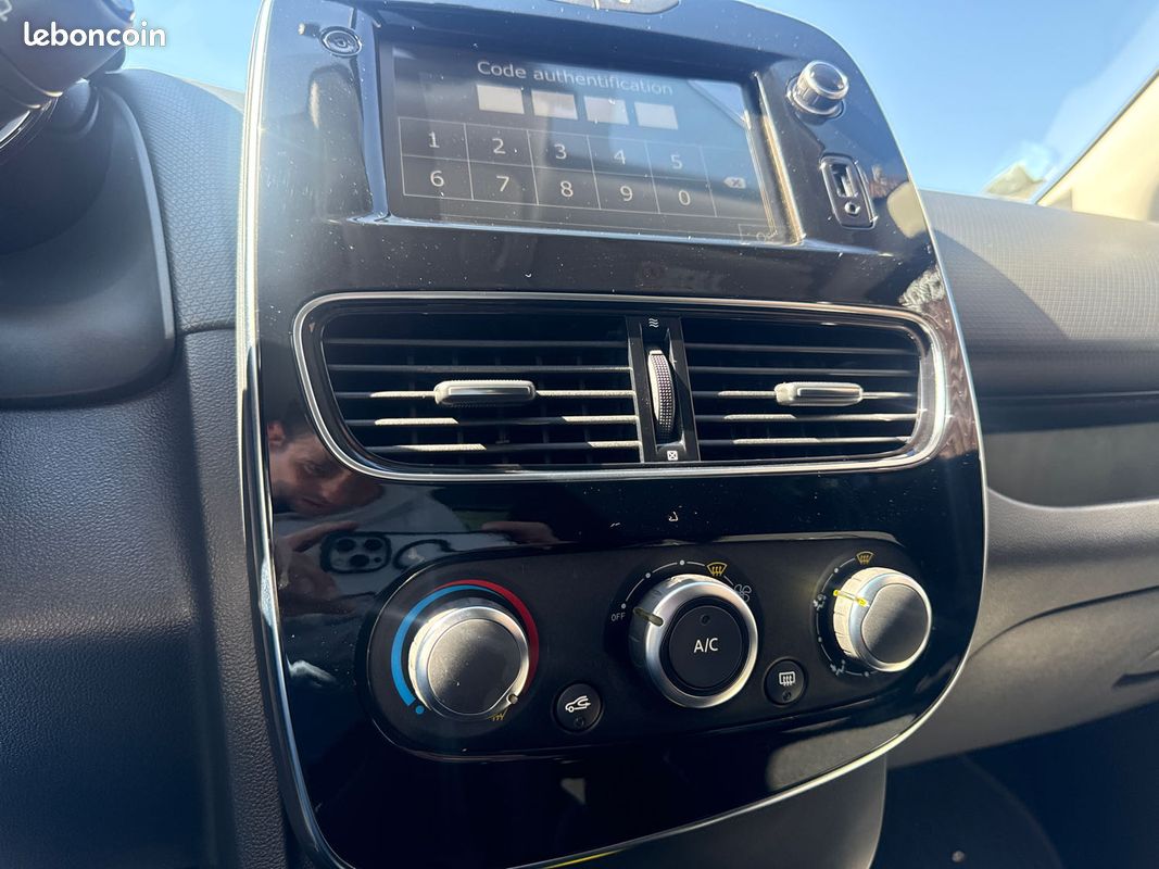 Renault clio iv 0.9 tce 90ch limited / etat neuf / tres faible kilometrage 1430 kms (image 6)