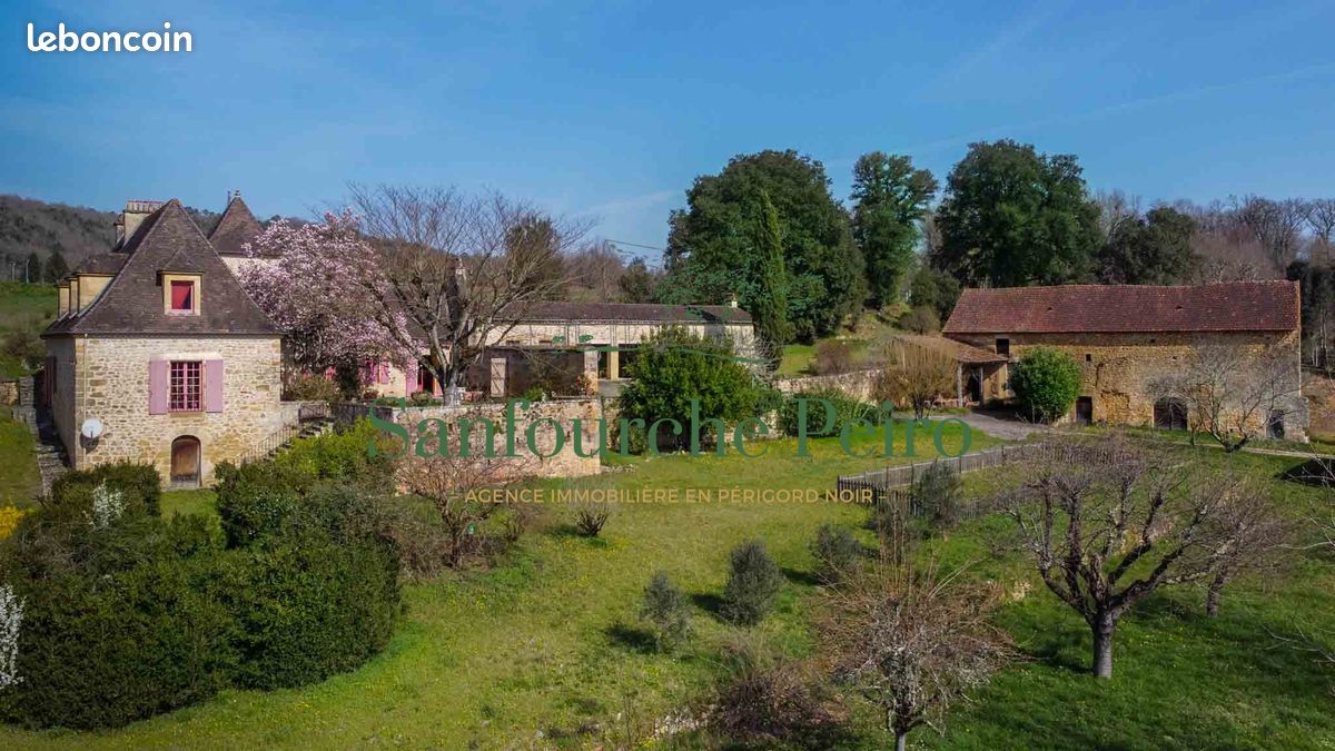 Maison 8 pièces 181 m² · à Vitrac · 181 m² · 371 000 €