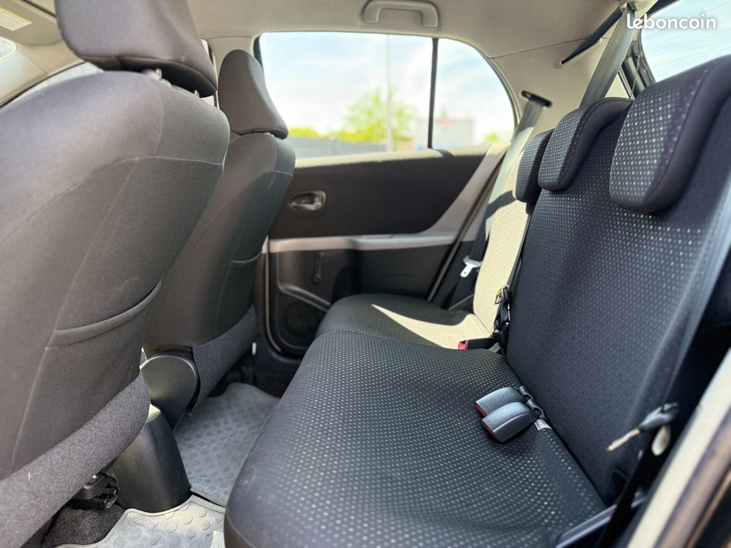 TOYOTA YARIS 1.4 - 90 D-4D Lounge (image 5)