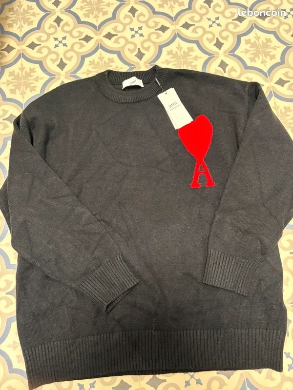 Pull Ami noir cœur rouge (image 1)