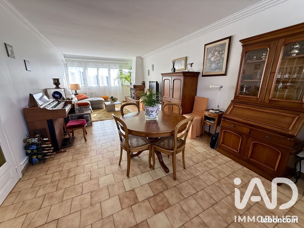 Immeuble 312 m² · à Montigny-le-Bretonneux · 312 m² · 649 000 €