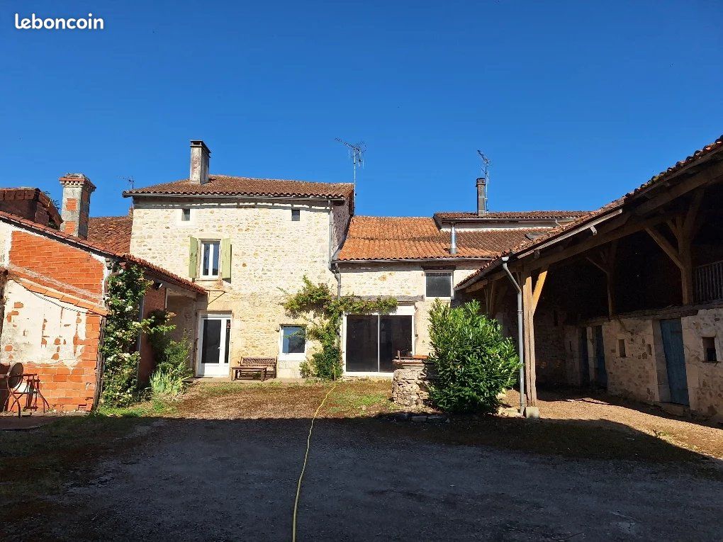 Maison 7 pièces 286 m² · à Chasseneuil-sur-Bonnieure · 286 m² · 209 000 €