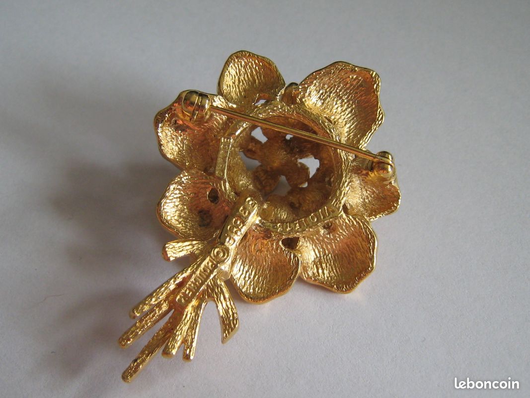 Très belle ancienne broche, décor fleurs strass, en métal doré, vintage