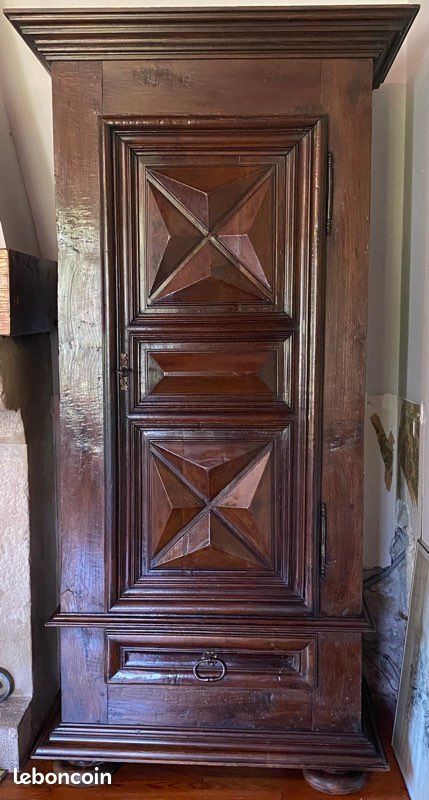 Armoire ancienne XVIIIe en noyer – dite “Homme debout” – pièce de caractère (image 1)