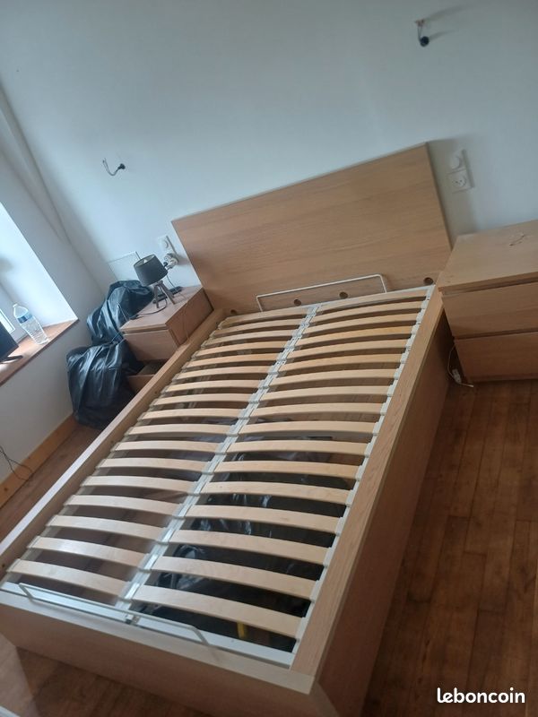 Lit double IKEA 140×200 cm + table de chevet (image 1)