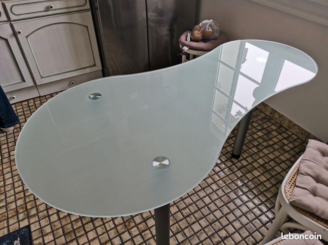 Table en verre (image 1)