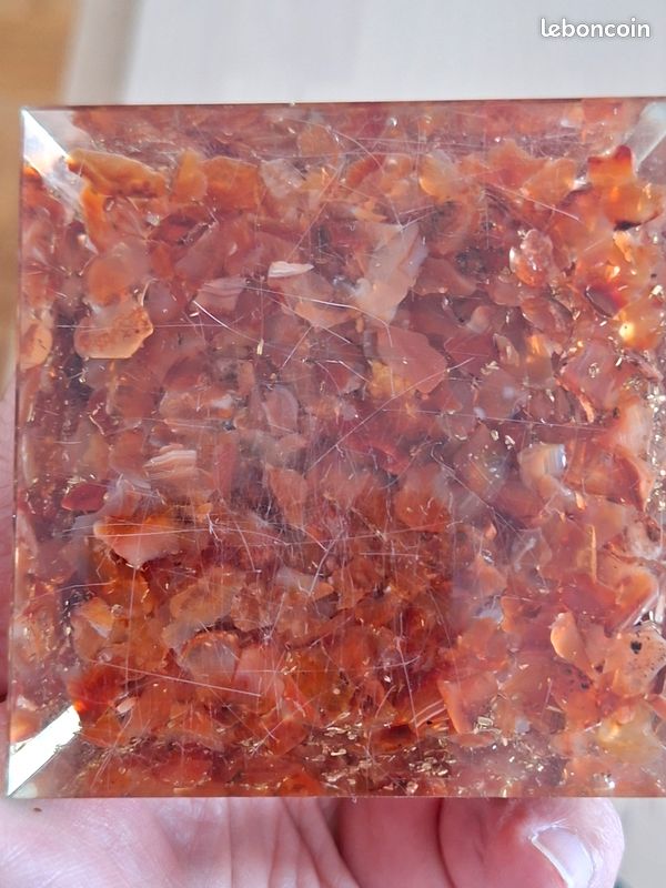 Vends orgonite d'ambre en pyramide (image 3)