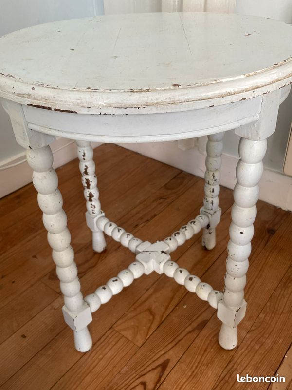 Table ronde d'appoint en bois pieds stylisés (image 3)