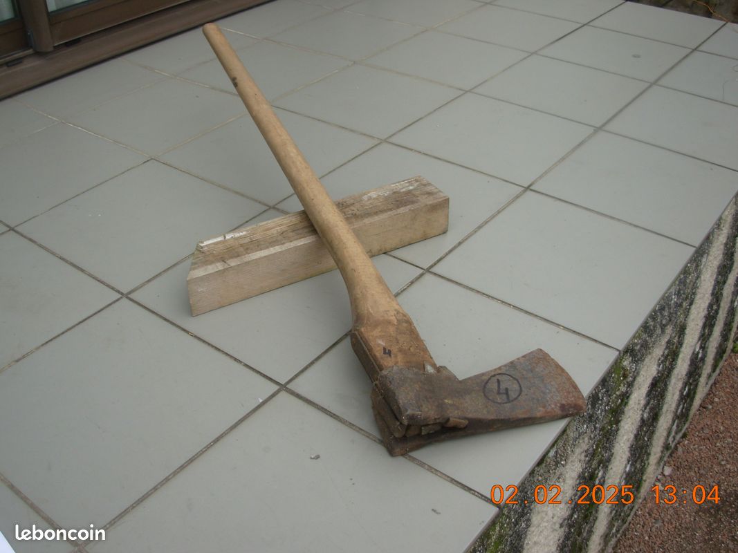 Hache ancienne de bûcherons (image 1)