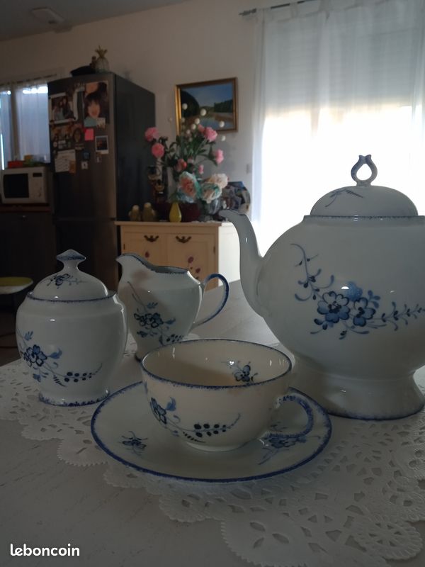 Service à thé en porcelaine fine de Limoges (image 1)